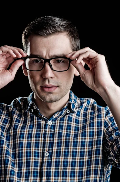 Chico joven, nerd en gafas y camisa a cuadros de moda —  Fotos de Stock