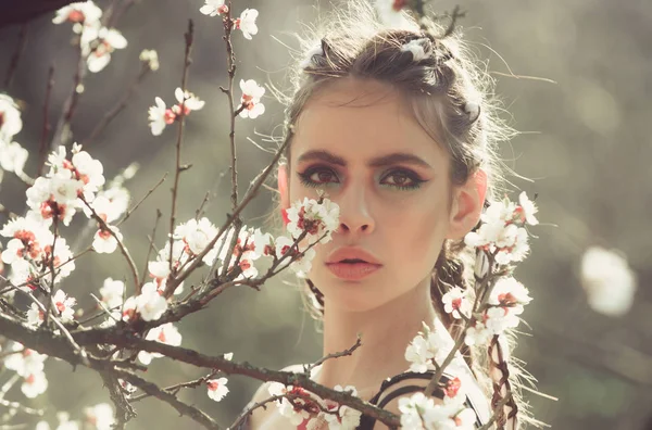 Mädchen in weißer Kirsche oder Aprikose Frühlingsblume blühen — Stockfoto