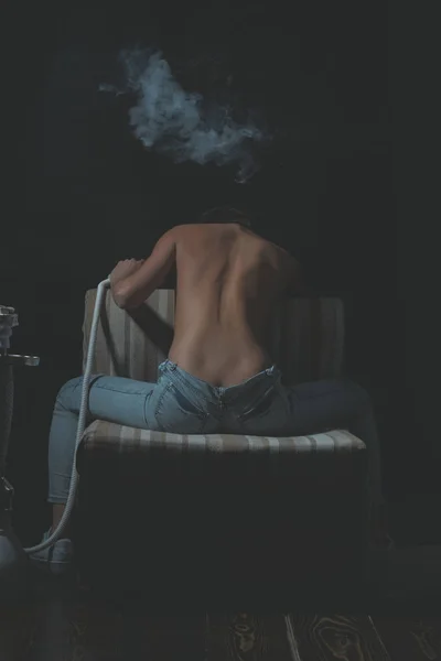 Ragazza sexy con corpo nudo fumare narghilè in jeans — Foto Stock