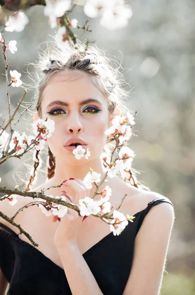 Kersenboom lente bloesem en mooi meisje in bloemen — Stockfoto