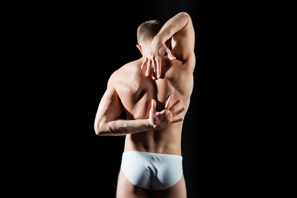 Mann leidet unter Rückenschmerzen vor schwarzem Hintergrund — Stockfoto