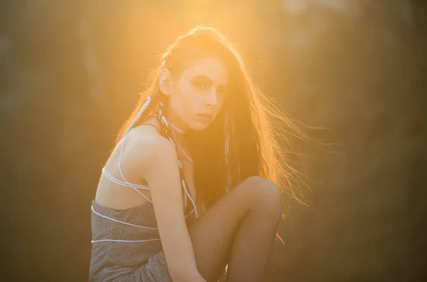 Menina com penteado indie moda longa no fundo natural — Fotografia de Stock