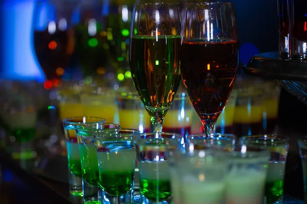 Bicchieri con cocktail alcolici e scatti a strati — Foto Stock