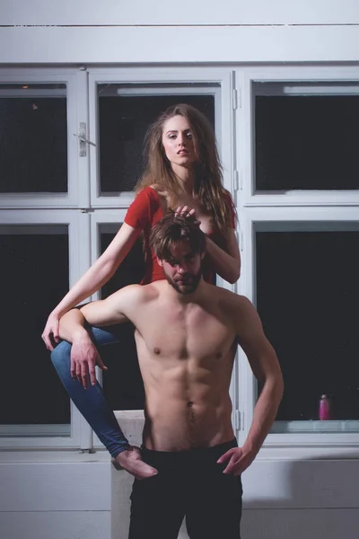 Mooi meisje knuffelen bebaarde man of sexy bodybuilder — Stockfoto