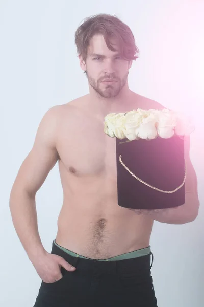 Gül çiçek, güzellik ve moda, aşk ve romantizm ile adam — Stok fotoğraf