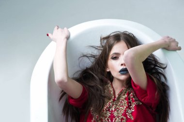 kadın kırmızı elbise, uzun saçlı, siyah ruj, banyo