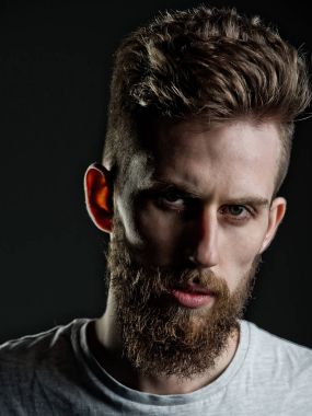 dostum, sakallı genç hipster ciddi yüzüne bıyık vardır
