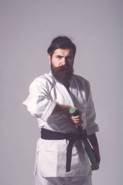kimono yeşil beysbol sopası ile ciddi karate adam sakallı