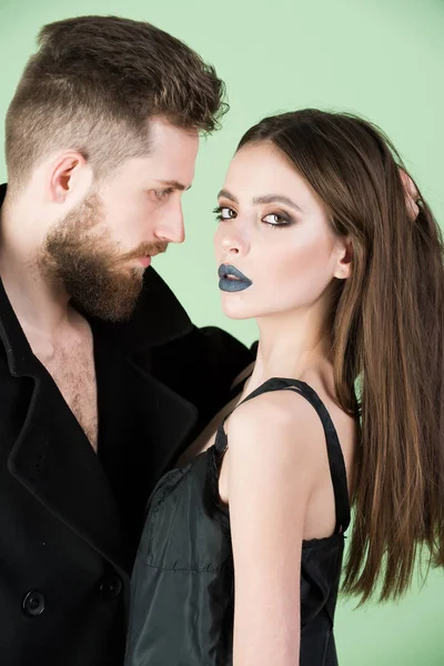 Casal de moda em casaco preto e vestido, mulher e homem — Fotografia de Stock