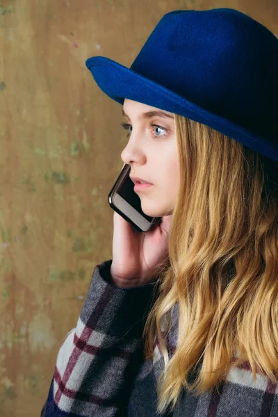 Encantadora jovem mulher de chapéu falando no telefone móvel — Fotografia de Stock