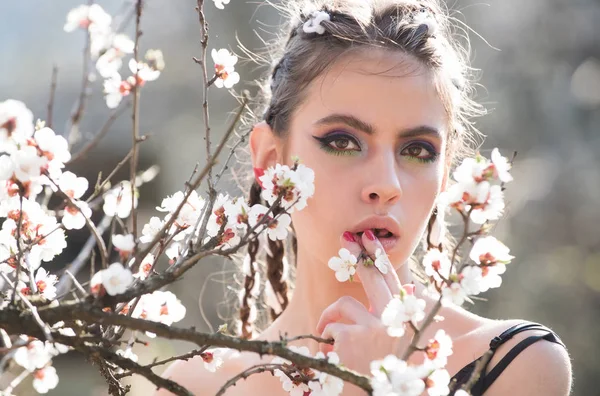 Girl and flowerss — Stock Photo, Image