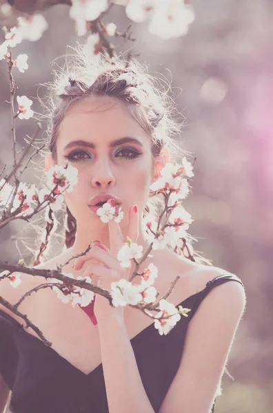 Mooi meisje in voorjaar park met bloemen — Stockfoto