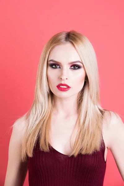 Krásná žena s blond vlasy, módní make-up a červené rty — Stock fotografie