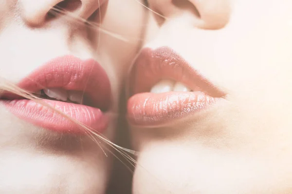 Paar sexy weibliche Lippen bereit zu küssen — Stockfoto