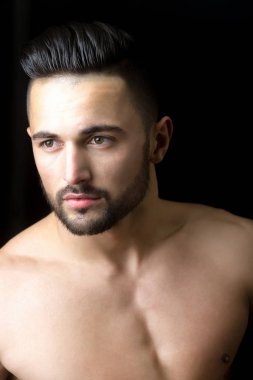 Gösterilen genç atletik erkek torso uygun