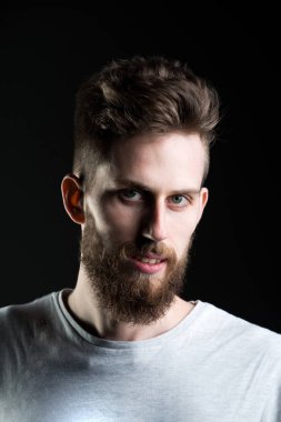 dostum, sakallı genç hipster ciddi yüzüne bıyık vardır