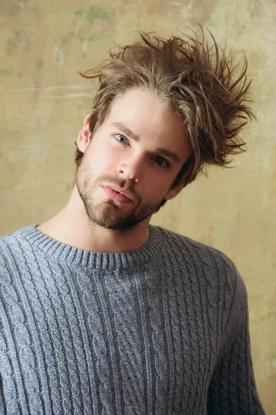 Cara ou homem bonito com corte de cabelo elegante e barba — Fotografia de Stock