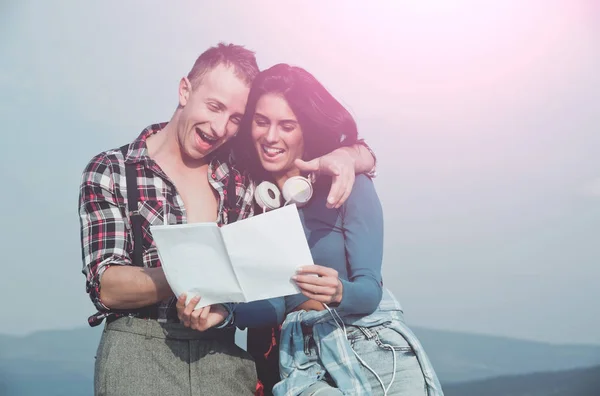 Linda chica y hombre guapo leyendo carta de papel y sonriendo —  Fotos de Stock