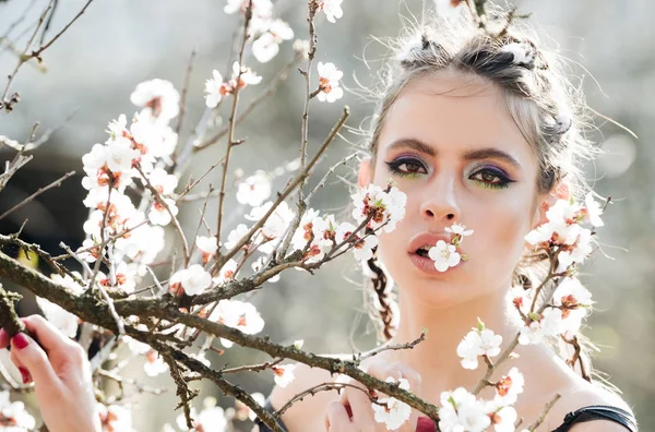 Vrouw in mooie lente bloem bloei in de tuin — Stockfoto