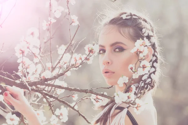 Albero ciliegio fiore primaverile e bella ragazza in fiori — Foto Stock