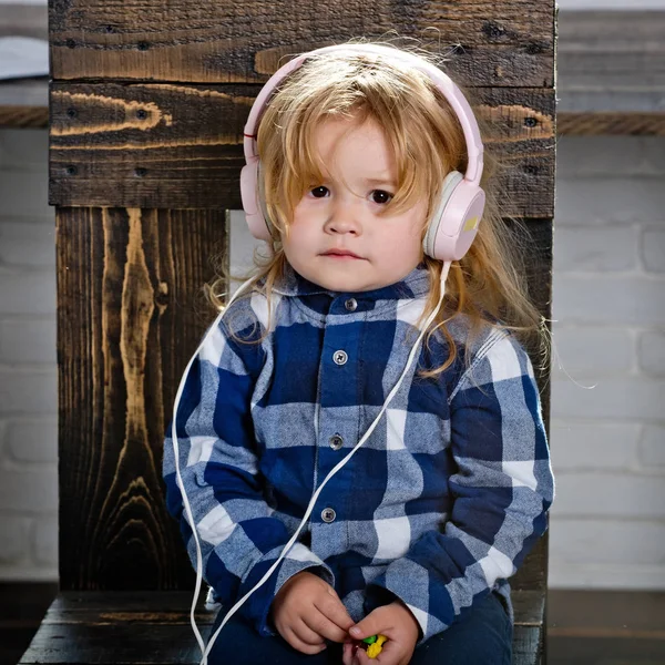 小さな男の子のヘッドセットで聞く音楽やオーディオ ブック — ストック写真