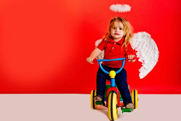 Chłopiec Anioł dla zakochanych, pozdrowienie, piękny amorek na rowerze — Zdjęcie stockowe