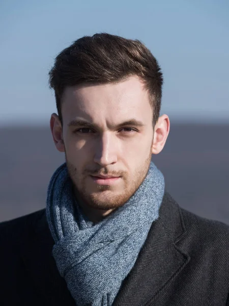 Ernstige jonge man in sjaal, ongeschoren man met stijlvolle haren — Stockfoto