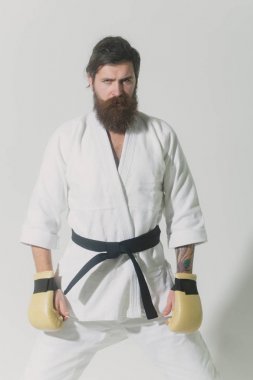 ciddi karate erkek kimono ve boks eldivenleri sakallı