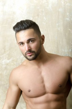 Gösterilen genç atletik erkek torso uygun