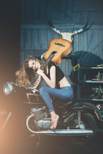 Model dívka s kytarou, sedí na motorce — Stock fotografie