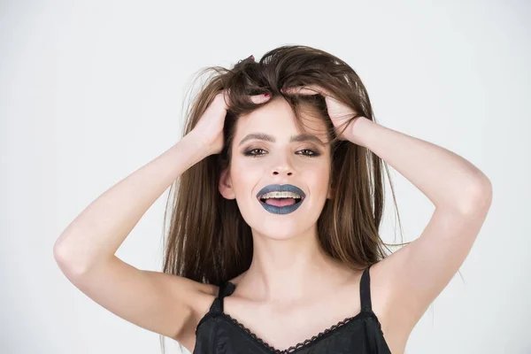 Meisje portret, gelukkige vrouw met zwarte lippenstift op weelderige lippen — Stockfoto