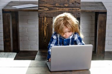 küçük çocuk çocuk iş yerinde bilgisayar kağıt levha ile