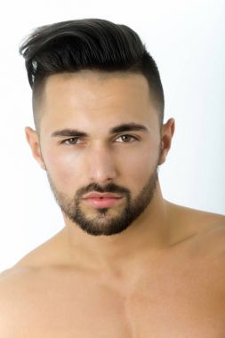 Genç adam kas gövde gösterilen yerleştirmek