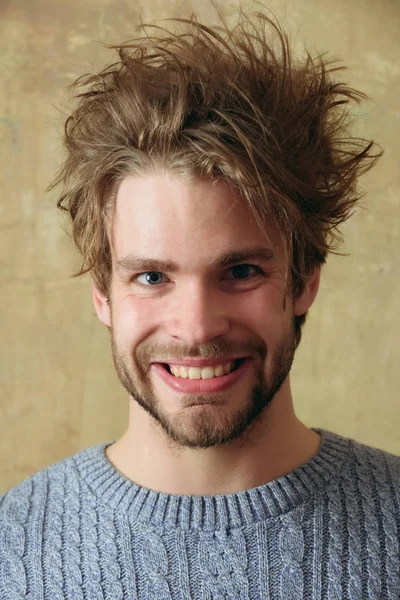 Unshaven cara feliz bonito com cabelo na moda — Fotografia de Stock