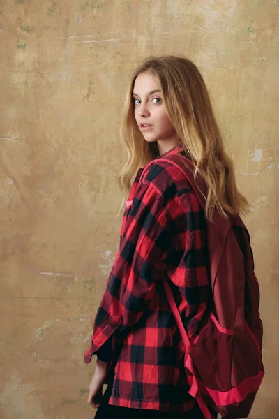 가방 세련 된 빨간색 체크 무늬 셔츠에 아름 다운 소녀 — 스톡 사진