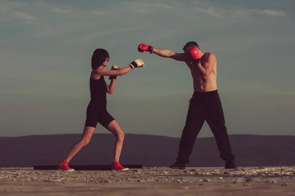 Pareja romántica de boxeadores luchando por el amor en el cielo azul — Foto de Stock