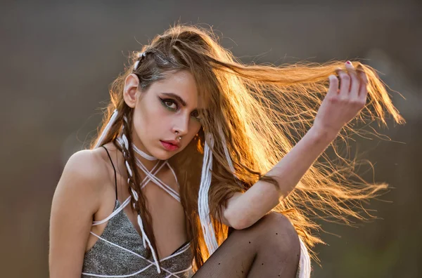 Hermosa chica retrato de la mujer indígena tribal con maquillaje étnico —  Fotos de Stock