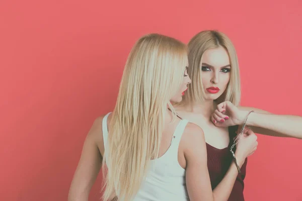 Moda gemelle ragazze o belle donne amiche con i capelli biondi — Foto Stock