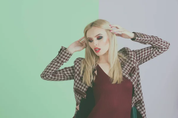 Hermosa mujer con maquillaje en vestido y abrigo de moda — Foto de Stock