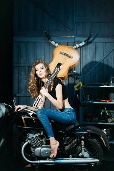 Modelo menina bonita com guitarra sentada na motocicleta — Fotografia de Stock