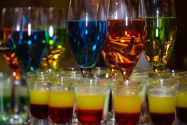 Verscheidenheid van gelaagde schoten en gemengde cocktails in glazen — Stockfoto