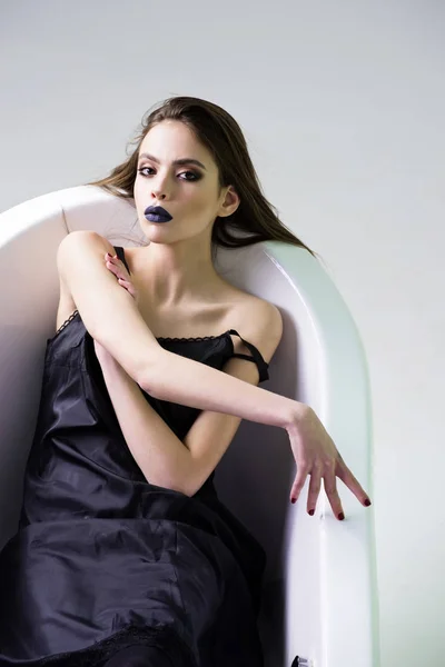 White bath tub and beautiful young woman with black lips — Stock Photo, Image
