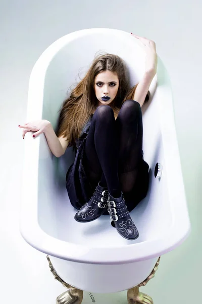 Mulher de vestido com cabelo comprido, batom preto no banho — Fotografia de Stock