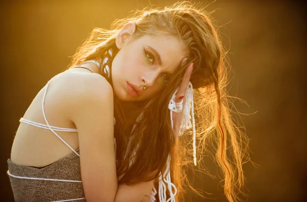 Bela menina retrato de mulher indígena tribal com maquiagem étnica — Fotografia de Stock