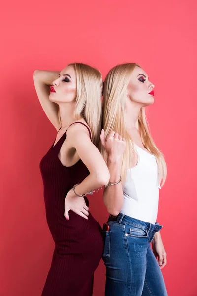 Gemelas, amigas con maquillaje brillante — Foto de Stock