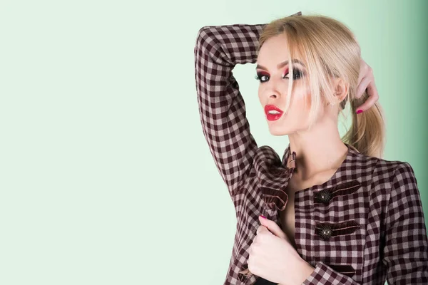 Chica o mujer con maquillaje en la chaqueta de moda —  Fotos de Stock