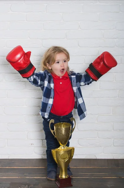 Boldog gyerek győztes megnyerte a golden bajnok boksz-kesztyű — Stock Fotó