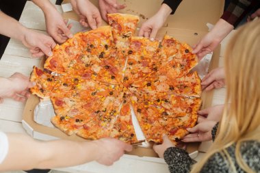 İnsan eli FAT pizza dilimleri teslim kutusundan alarak