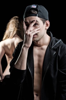 geri zarif gösterilen çıplak seksi kız ve genç utangaç adam