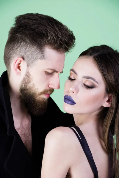 Foto de estilo de moda de una hermosa pareja sobre fondo verde — Foto de Stock